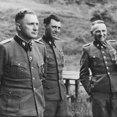 Od lewej Richard Baer, Josef Mengele oraz Rudolf Höß (Auschwitz, 1944)