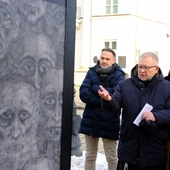 PGE organizatorem pierwszej w Polsce publicznej wystawy grafik więźnia Auschwitz Mariana Kołodzieja „Klisze pamięci. Labirynty"