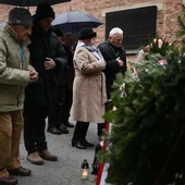 79. rocznica wyzwolenia Auschwitz: byli więźniowie złożyli kwiaty pod Ścianą Straceń
