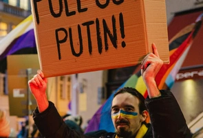 Po śmierci Nawalnego protesty m.in. w Warszawie, Moskwie, Gruzji i na Litwie