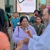 Bp Paolo Martinelli błogosławiący wiernych w Abu Zabi 