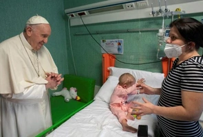 Papież Franciszek odwiedzający ukraińskich pacjentów w szpitalu Dzieciątka Jezus, 19 marzec 2022 r.