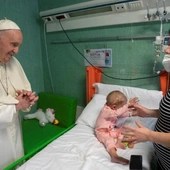 Papież Franciszek odwiedzający ukraińskich pacjentów w szpitalu Dzieciątka Jezus, 19 marzec 2022 r.