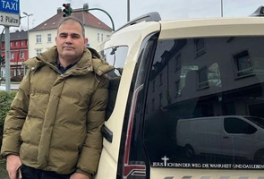 Niemcy gorsze niż Iran: miasto ukarało grzywną taksówkarza za religijne hasło na jego pojeździe