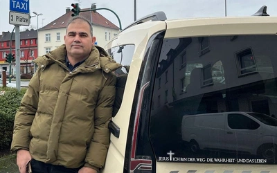 Niemcy gorsze niż Iran: miasto ukarało grzywną taksówkarza za religijne hasło na jego pojeździe