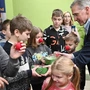 Najwyższy Rycerz Patrick E. Kelly wręcza prezenty dzieciom we Lwowie w Ukrainie