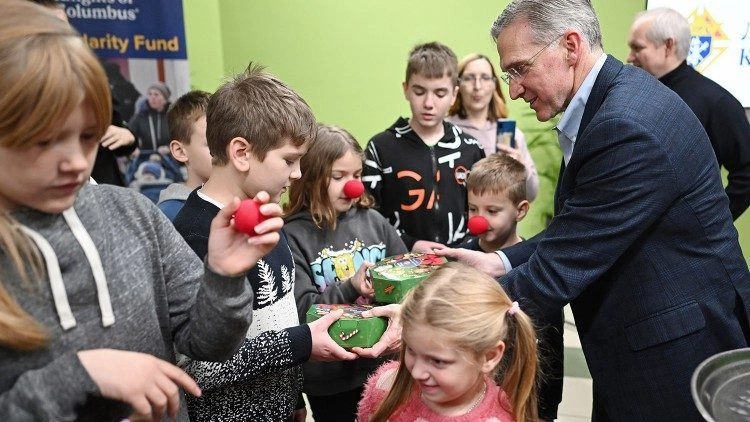 Najwyższy Rycerz Patrick E. Kelly wręcza prezenty dzieciom we Lwowie w Ukrainie