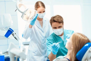 Opuchnięte dziąsła – czy potrzebny jest dentysta?