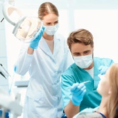 Opuchnięte dziąsła – czy potrzebny jest dentysta?
