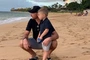 Aaron Palmer ze swoim synem na hawajskiej plaży, gdzie przed laty spotkał Ethana