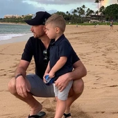 Aaron Palmer ze swoim synem na hawajskiej plaży, gdzie przed laty spotkał Ethana