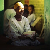 Sudański chłopiec czytający Koran (zdj. ilustracyjne)