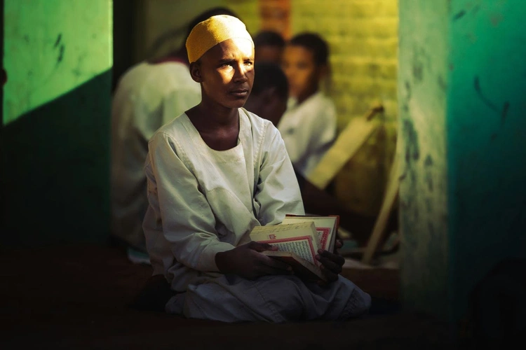 Sudański chłopiec czytający Koran (zdj. ilustracyjne)