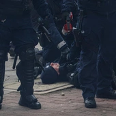 Warszawa: 13 policjantów trafiło do szpitali po interwencji wz. z protestem przed Sejmem