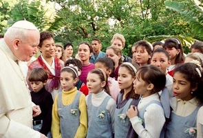 Jan Paweł II: „kobieta może bardziej jeszcze niż mężczyzna widzi człowieka, ponieważ widzi go sercem”