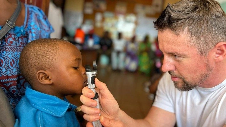 „Oczy Afryki”: polscy okuliści leczą wzrok w Kamerunie. To ratunek dla miejscowych, pozbawionych opieki zdrowotnej.