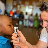 „Oczy Afryki”: polscy okuliści leczą wzrok w Kamerunie. To ratunek dla miejscowych, pozbawionych opieki zdrowotnej.