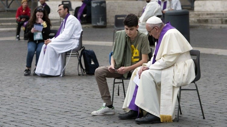 Papież Franciszek spowiadający na Placu św. Piotra