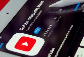 USA: po interwencji prokuratorów YouTube zmienił swój komentarz do filmu o aborcji chemicznej