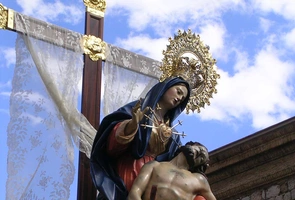 Piątek Matki Bożej Bolesnej w Hiszpanii to dzień procesji pokutnych