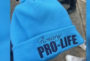 Czapka z napisem pro-life, którą nosił jeden z uczniów