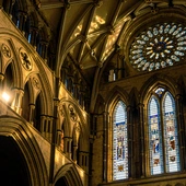 Mimo sekularyzacji dorośli wstępują do Kościoła. Anglia bada fenomen nawróceń