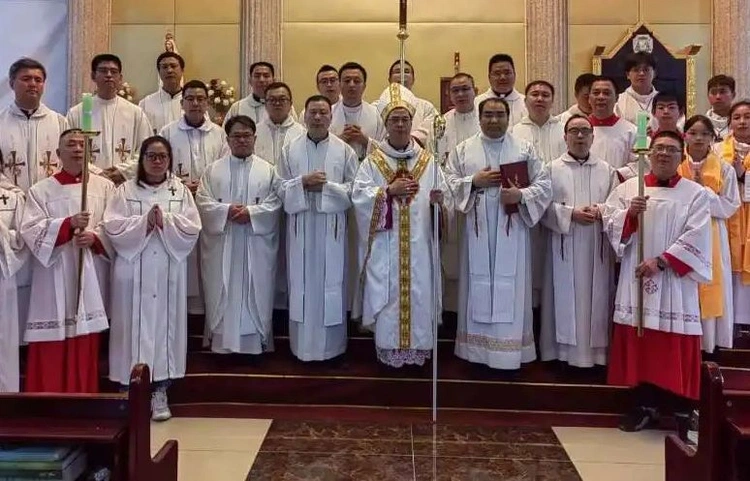 Bp Peter Wu Yishun podczas liturgii Wielkiego Tygodnia (Chiny)