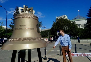 „Głos nienarodzonych” słychać w Sejmie. Warszawiacy dzwonią za życiem [wideo]