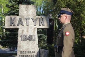 81 lat temu ujawniono informacje o odnalezionych w Katyniu masowych grobach polskich oficerów