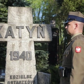 81 lat temu ujawniono informacje o odnalezionych w Katyniu masowych grobach polskich oficerów