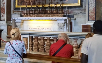 „W Polsce próbuje się «uśmiercić» św. Jana Pawła II, a on tu żyje!” – ks. Giers zaprasza do Rzymu