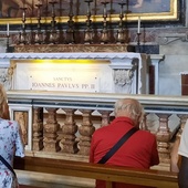 „W Polsce próbuje się «uśmiercić» św. Jana Pawła II, a on tu żyje!” – ks. Giers zaprasza do Rzymu