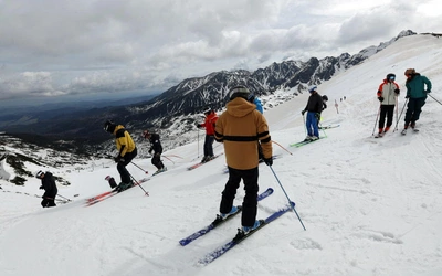 Śnieg w Tatrach. W majówkę będzie można jeździć na nartach na Kasprowym Wierchu