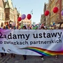 Prawie dwie trzecie Polaków chce wprowadzenia związków partnerskich, tylko 22 proc. za adopcją dzieci przez pary jednopłciowe