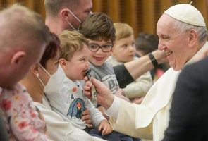 Papież o dzieciach: one zawsze niosą przesłanie. Czasem bardzo smutne, takie jak w miejscach, gdzie toczy się wojna.