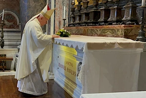 Kard. Dziwisz: ludzie wracają do św. Jana Pawła II i polecają mu wszystkie sprawy