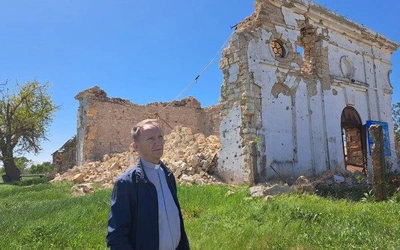 Ukraina: po zniszczeniu kościoła przez Rosjan wierni modlą się w kontenerze
