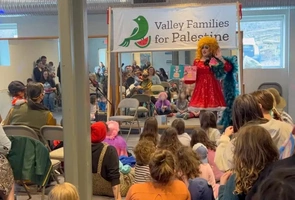 Grupa Valley Families for Palestine w Amherst. Drag queen... w obronie Palestyńczyków