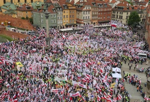 Tłumy na placu Zamkowym w Warszawie. Rolnicy i „Solidarność” protestują przeciw zielonemu ładowi