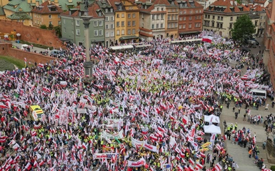 Tłumy na placu Zamkowym w Warszawie. Rolnicy i „Solidarność” protestują przeciw zielonemu ładowi