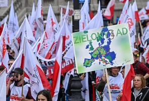 Marsz przeciwko „Zielonemu Ładowi" przeszedł ulicami Warszawy. Ponad 150 tys. podpisów z wnioskiem o referendum
