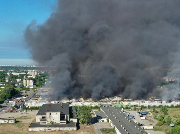 Warszawa: płonie kompleks handlowy Marywilska 44. Chemicy PSP analizują stan powietrza