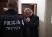Biskup bielsko-żywiecki Roman Pindel na terenie parafii kościoła pw. Świętego Wawrzyńca w Grojcu