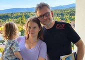 „Jezu, ufam Tobie” – trzy słowa, które zmieniły ich życie. Stracili troje dzieci, dziś są rodzicami Gienia