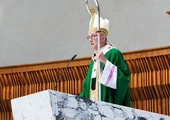 „Nie bójmy się młodych, ale bójmy się o młodych” – abp Galbas w Dniu Papieskim o atakach w szkole