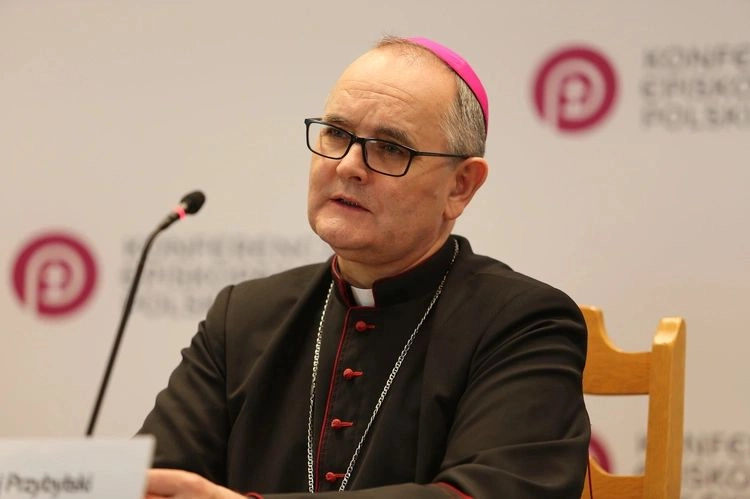 Abp Przybylski w Dniu Edukacji Narodowej: w młodym pokoleniu, odbijają się problemy nas – dorosłych