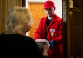 Nie czekają na obiad. Czekają na kogoś w drzwiach. Nowe badanie pokazuje, czego naprawdę potrzebują samotni seniorzy