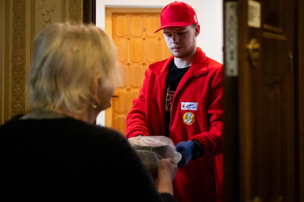 Nie czekają na obiad. Czekają na kogoś w drzwiach. Nowe badanie pokazuje, czego naprawdę potrzebują samotni seniorzy