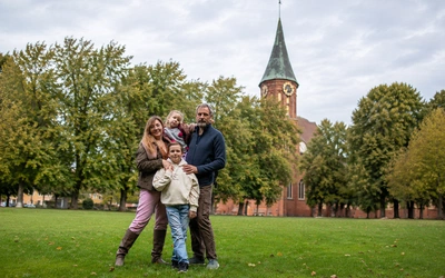 10 lat „Amoris laetitia”. Kościół chce lepiej słuchać rodzin i towarzyszyć im w kryzysach
