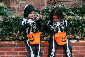 Drastyczne halloweenowe akcesoria znikają ze sklepów. To reakcja na ostatnie akty przemocy w szkołach
